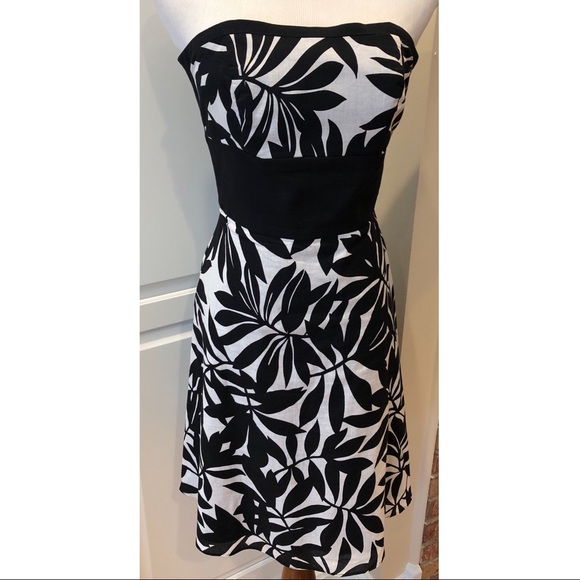 🎉HP🎉WHBM Black Strapless Tropical Print Dress - Picture 2 of 4